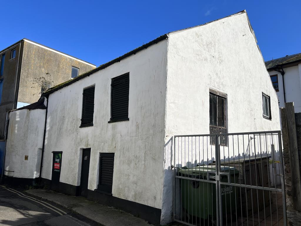 Lot: 111 - TOWN CENTRE DEVELOPMENT OPPORTUNITY WITH APPROVED PLANNING PERMISSION - General view of front of building